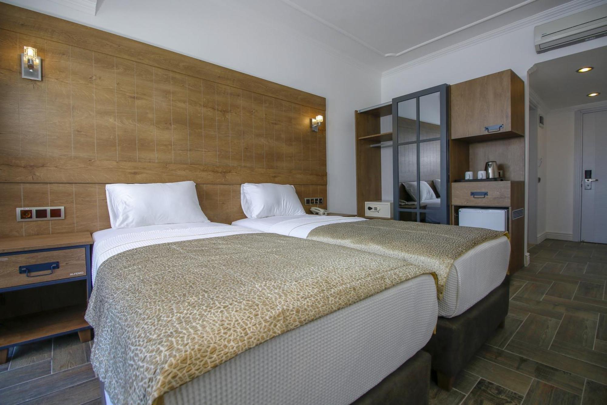 Aurasia Beach Hotel 말마리스 외부 사진