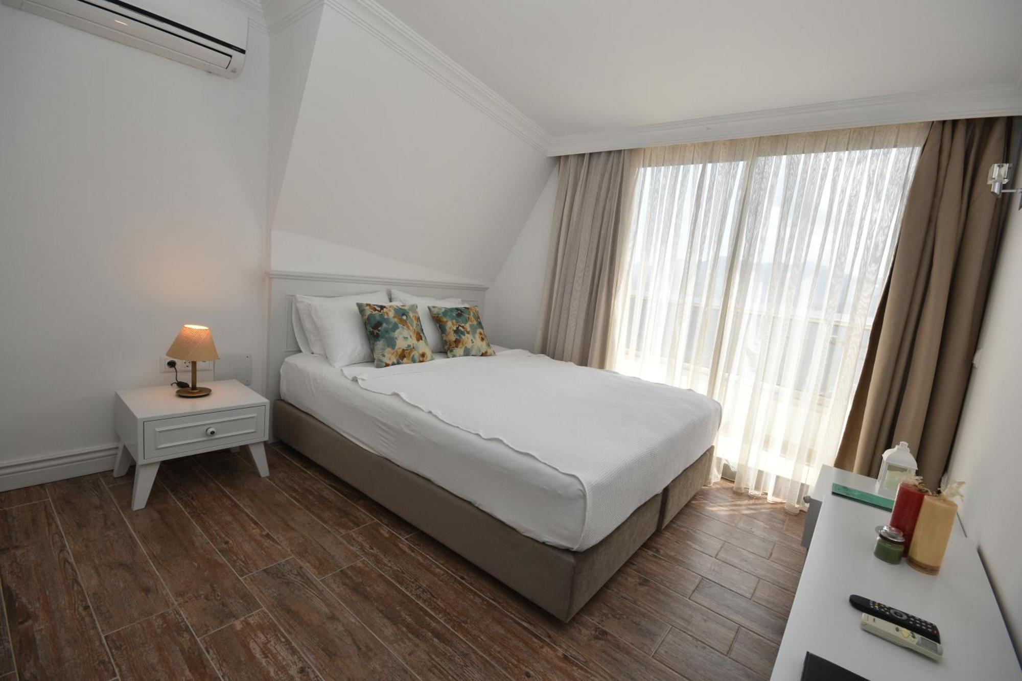 Aurasia Beach Hotel 말마리스 외부 사진