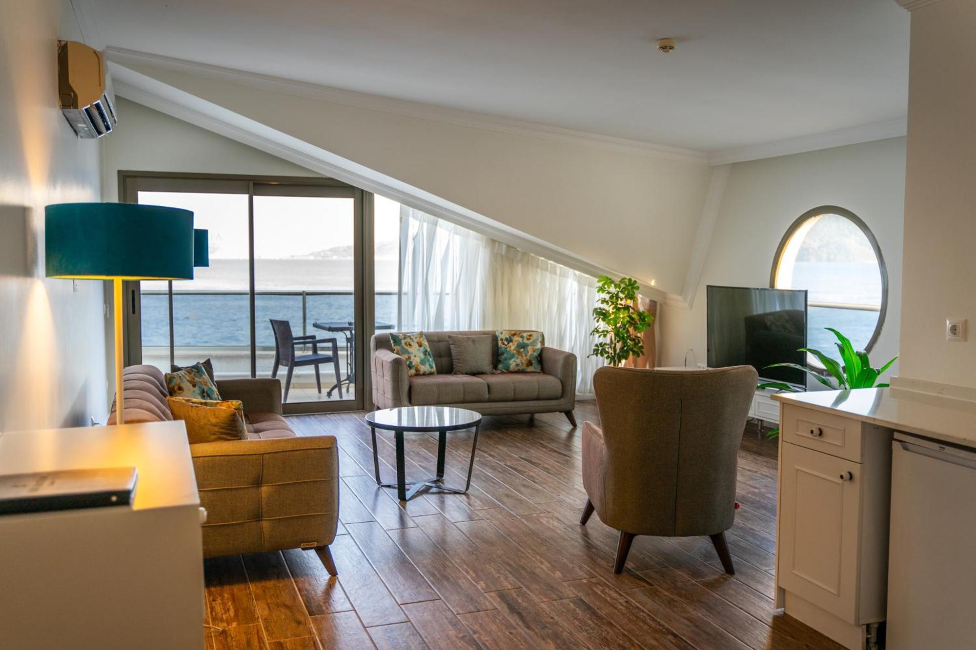 Aurasia Beach Hotel 말마리스 외부 사진