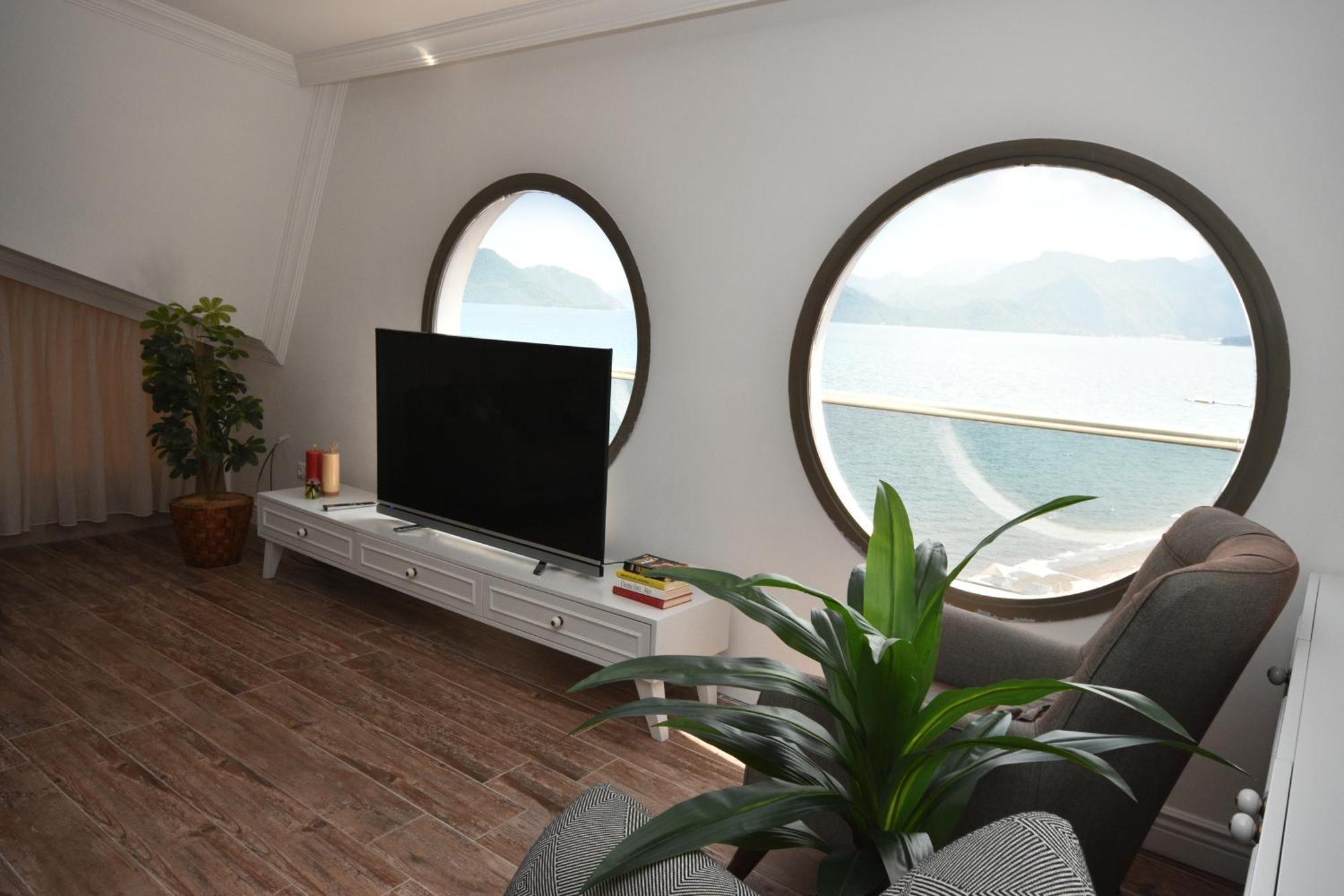 Aurasia Beach Hotel 말마리스 외부 사진